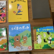 僕の地元、和歌山県の御坊市のほんまち商店街に「トリノスギャラリー」を作りました。
3月2日にオープンしました。

約300点の原画の展示販売に加えてオープン記念のマグカップを作りました。
お弁当や水筒などグッズもいろいろ販売してます。
絵本も用意ができ次第販売していきます。
営業日は週４日で時間は13時〜17時