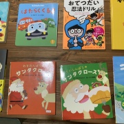 僕の地元、和歌山県の御坊市のほんまち商店街に「トリノスギャラリー」を作りました。
3月2日にオープンしました。

約300点の原画の展示販売に加えてオープン記念のマグカップを作りました。
お弁当や水筒などグッズもいろいろ販売してます。
絵本も用意ができ次第販売していきます。
営業日は週４日で時間は13時〜17時