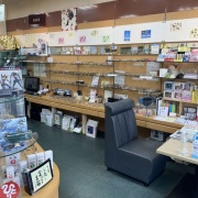 いいねっと掲載中！御坊市にある。ごぼうめがねでは、トプコン社製の最新加工機を導入しており、縁なしメガネや、ナイロール（レンズの下部をテグスで支えるタイプのフレーム）などのレンズの形をデザインすることが出来ます。補聴器も眼鏡もフィッティングの技術は、お客さまから信頼されるためのお店の最も重要なポイントであり、当店の最大の強みは、お客様との間に築いた信頼関係です。エリア一帯に、何百人という"営業マン"がいて、何も頼まなくても「あんたの補聴器ピーピー鳴ってるから、"ごぼうめがね"で見てもらい」というありがたいご紹介によって、当店が成り立っていると言っても過言ではなく、新規のお客様のほとんどは、そうした口コミでご来店を頂いており、安心してご相談頂けるお店であると自負しております。
