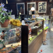 いいねっと掲載中の御菓子司　有田屋さん少し外れた通りにある優しいご夫婦が営む昔ながらの和菓子屋さん有名な料理本にも掲載された鮎焼きを筆頭に団子・饅頭・きなこもち等々どれも安くておいしい店主のこだわりがつまった和菓子を是非ご賞味あれ