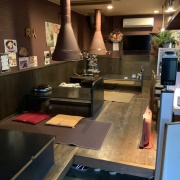 韓国家庭料理のお店で秘伝のタレに漬け込んだ【骨付きカルビ】
はヤミツキになります！ほかにもホルモン、上バラ、てっちゃん、タン、ロースなどなど美味しいお肉が勢ぞろい
コース料理もご用意できるので飲み会、女子会にもお使いいただけます
