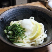 地元御坊市に愛される美味しいさぬきうどんを提供する「いきいきうどん」へようこそ！当店は、60年以上の歴史を持つ宮武讃岐製麺所の生地を使用し、素材にこだわった本格的なさぬきうどんをご提供しています。