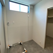 私たちの建築は、単なる住居ではなく、お客様と家族が幸せなひとときを過ごす場所としての価値を追求します。お客様の個性やニーズに合わせたカスタマイズも積極的に行い、独自のアイデアを取り入れたオリジナリティあふれる住宅を創造します。

ライトスタッフは、お客様の笑顔が何よりの喜びであり、それを努力の原動力としています。私たちと一緒に、心躍るような家づくりの旅を始めませんか？「帰りたくなる家」を叶えるために、全力でサポートいたします。