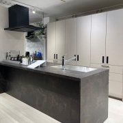 私たちの建築は、単なる住居ではなく、お客様と家族が幸せなひとときを過ごす場所としての価値を追求します。お客様の個性やニーズに合わせたカスタマイズも積極的に行い、独自のアイデアを取り入れたオリジナリティあふれる住宅を創造します。

ライトスタッフは、お客様の笑顔が何よりの喜びであり、それを努力の原動力としています。私たちと一緒に、心躍るような家づくりの旅を始めませんか？「帰りたくなる家」を叶えるために、全力でサポートいたします。