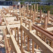 私たちの建築は、単なる住居ではなく、お客様と家族が幸せなひとときを過ごす場所としての価値を追求します。お客様の個性やニーズに合わせたカスタマイズも積極的に行い、独自のアイデアを取り入れたオリジナリティあふれる住宅を創造します。

ライトスタッフは、お客様の笑顔が何よりの喜びであり、それを努力の原動力としています。私たちと一緒に、心躍るような家づくりの旅を始めませんか？「帰りたくなる家」を叶えるために、全力でサポートいたします。