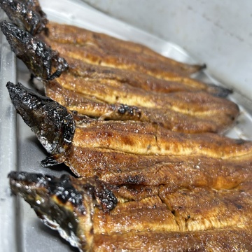 自慢の炭火焼き鳥と鰻の蒲焼きが評判のテイクアウト専門店。忙しい日でも、贅沢なひとときをお持ち帰りいただけます。キャッシュレス決済対応、予約も可能です！