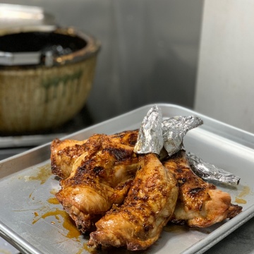 海南市日方にある焼き鳥とうなぎのテイクアウト専門店。香ばしい炭火の風味が人気です。予約は電話で承っておりますので、ぜひお気軽にご連絡ください！