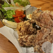 路地裏に灯る『をばんざい すみ』。**一枚板のカウンターで、心静かに過ごす夜。**あなただけの特等席をどうぞ。