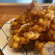 路地裏に灯る『をばんざい すみ』。**一枚板のカウンターで、心静かに過ごす夜。**あなただけの特等席をどうぞ。