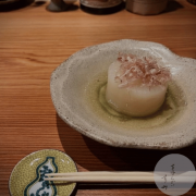 路地裏に灯る『をばんざい すみ』。**一枚板のカウンターで、心静かに過ごす夜。**あなただけの特等席をどうぞ。
